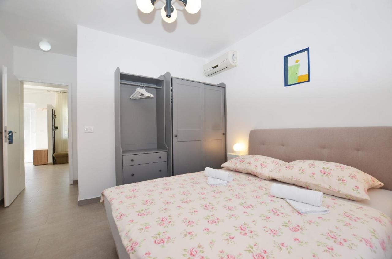 M&N Apartment Ровинь Экстерьер фото